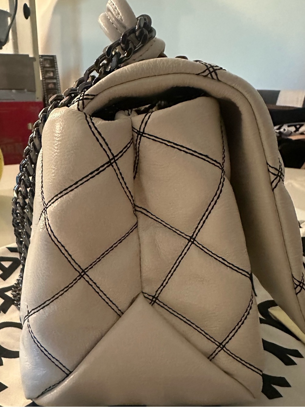 Marc Jacobs Quilted Cream Leather Shoulder Bag with Contrast Stitching, Medium. - Picture 8 of 15